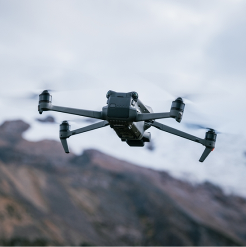 Dron wykonuje zdjęcie imprezy obsługiwanej przez studio fotograficzne FOTO XERO